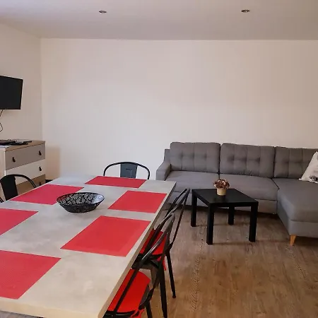 Lievre 4 Etoiles Apartment *